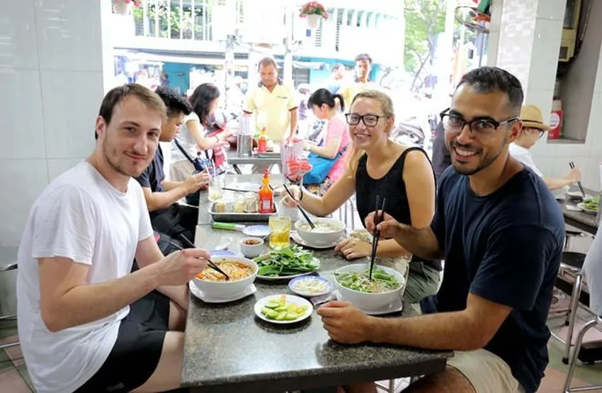 Ấn Tượng Ban Đầu: Hương Thơm Quyến Rũ và Vẻ Ngoài Hấp Dẫn