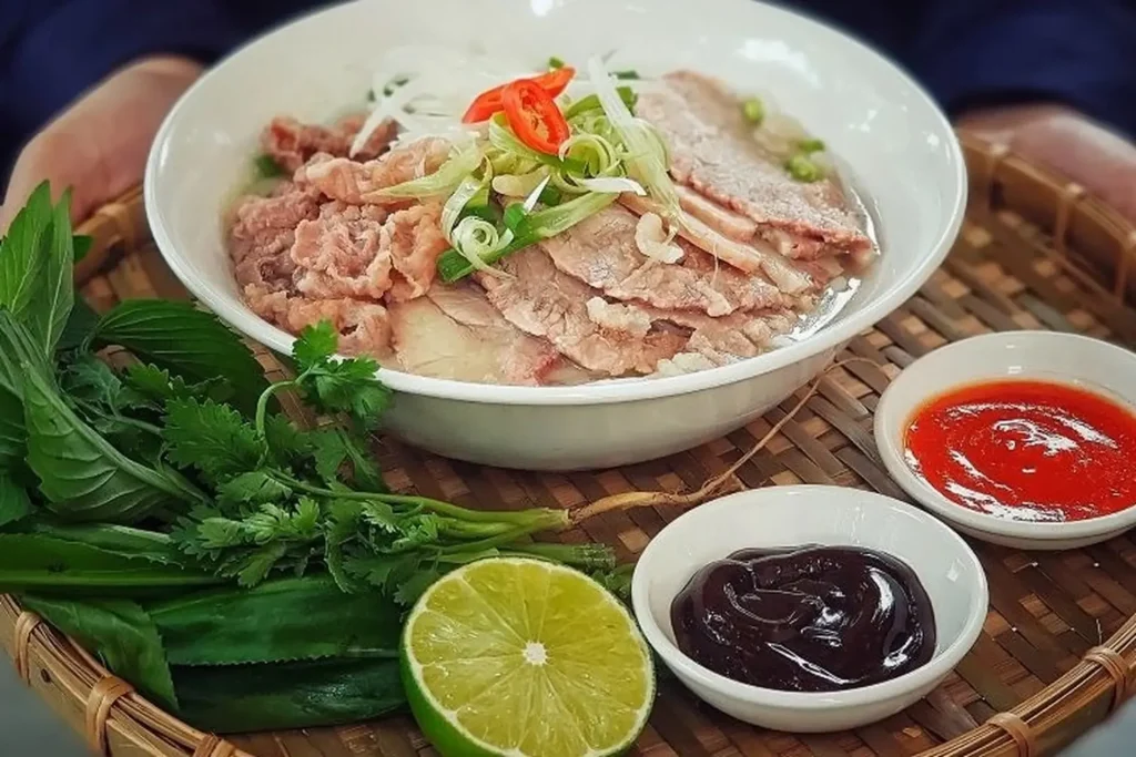 Tại sao rau sống lại quan trọng khi ăn phở?