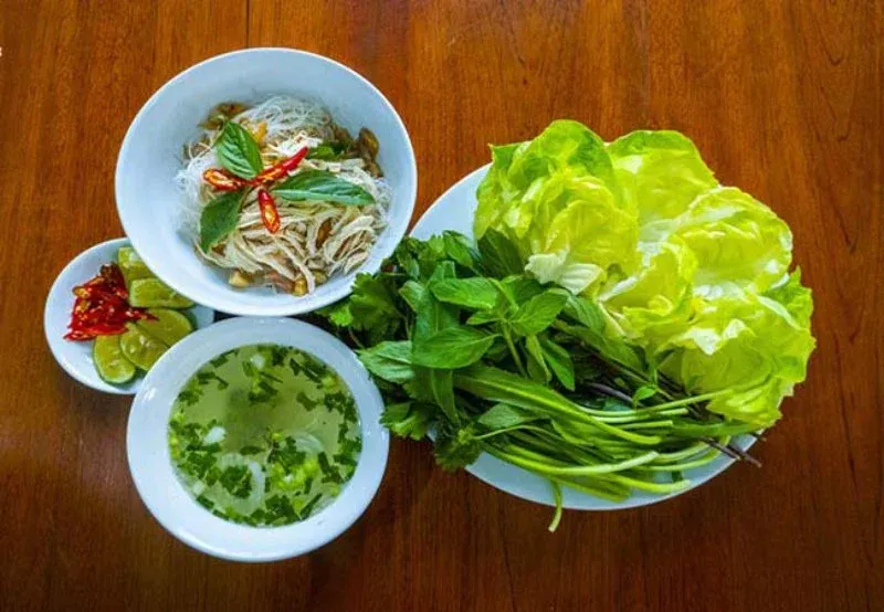 Sự khác biệt trong các loại rau ăn kèm phở giữa miền Bắc và miền Nam