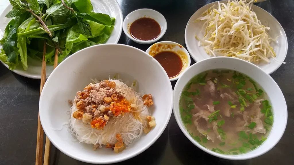 Phở Khô Gia Lai: Đặc Sản "Hai Tô" Ngon Nức Tiếng, Ai Ăn Cũng Mê