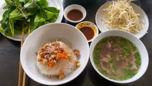 Phở Khô Gia Lai: Đặc Sản "Hai Tô" Ngon Nức Tiếng, Ai Ăn Cũng Mê