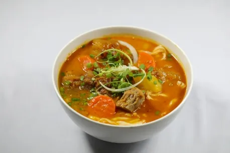 Thưởng thức phở sốt vang Hà Nội như thế nào cho đúng điệu?