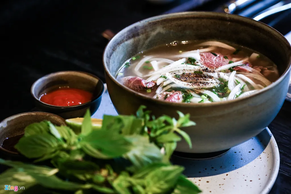 Trải nghiệm thực tế: Ăn phở tại nhà hàng 5 sao ở Hà Nội