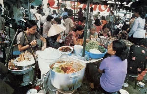 Phở trong ẩm thực đường phố: Từ gánh hàng rong đến biểu tượng văn hóa