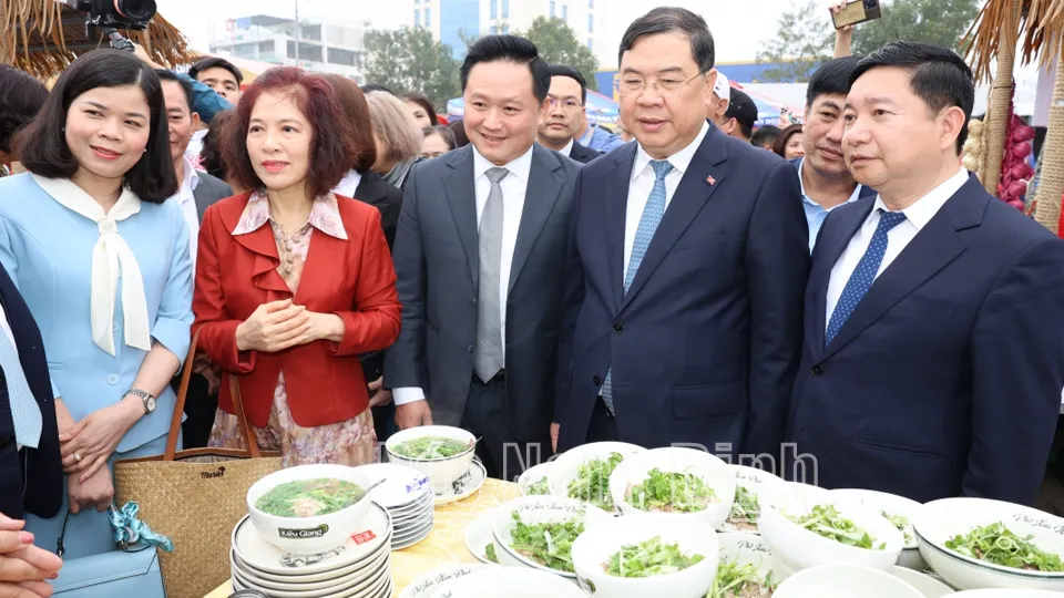 Phở: Từ món ăn dân dã đến niềm tự hào văn hóa quốc gia