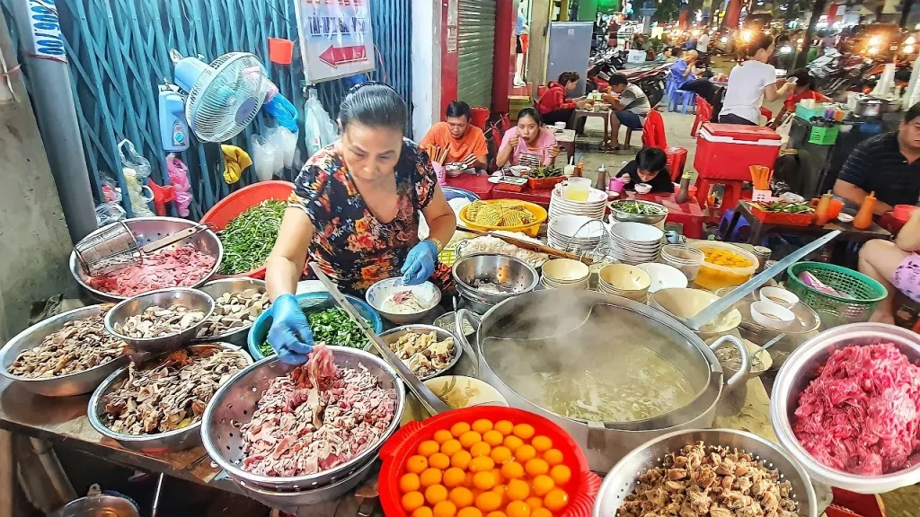 Vì sao phở đêm Hà Nội lại được yêu thích đến vậy?